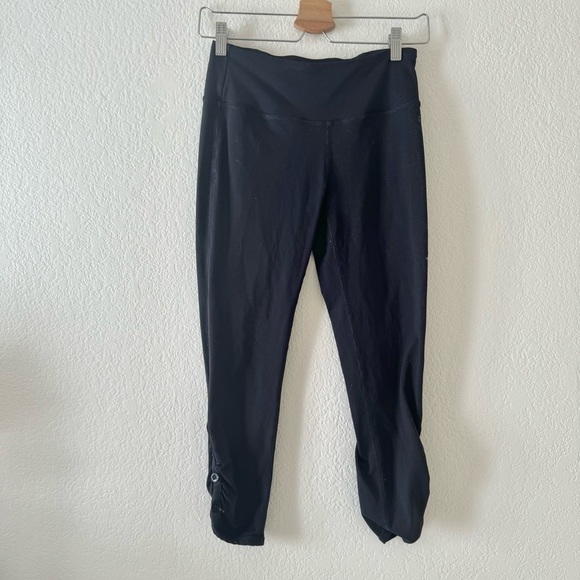 ALO Yoga Pants - ALO Black Cropped Button Leggings